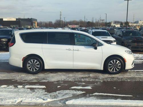 2024 Chrysler Pacifica Hybrid Select