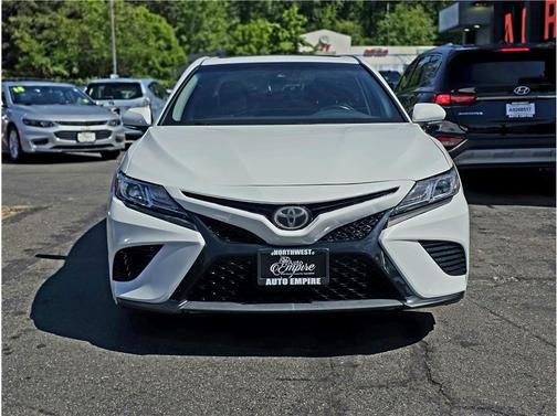 Super White 2018 Toyota Camry SE