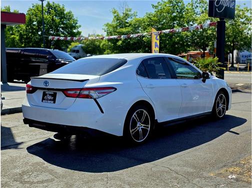 Super White 2018 Toyota Camry SE