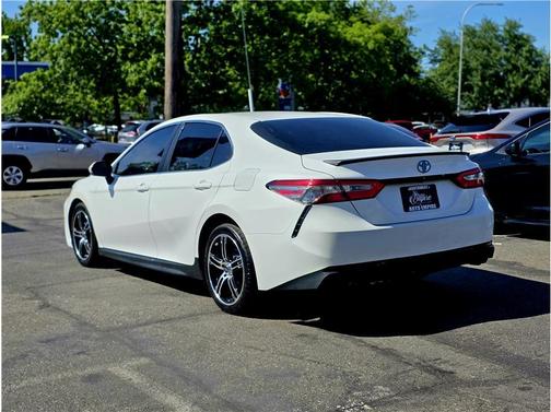 Super White 2018 Toyota Camry SE