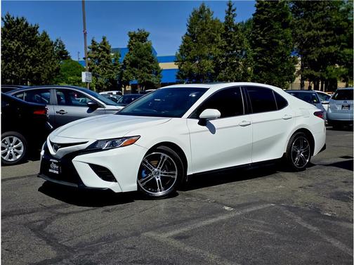 Super White 2018 Toyota Camry SE