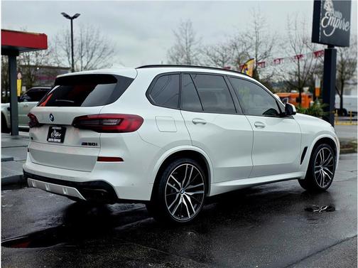 Mineral White Metallic 2022 BMW X5 M50i