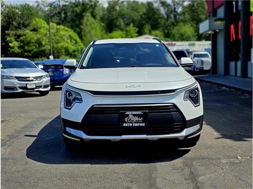 Snow White Pearl 2023 Kia Niro EX