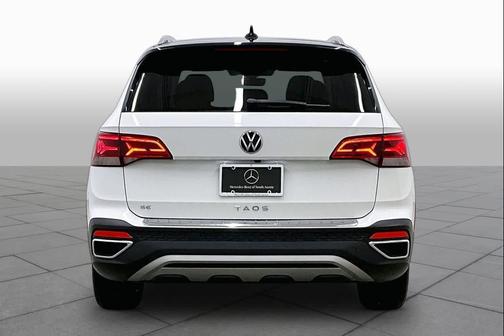 Pure White w/Deep Black Roof 2023 Volkswagen Taos 1.5T SE
