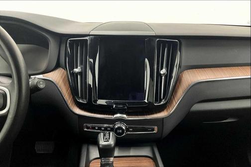 2021 Volvo XC60 T5 Momentum
