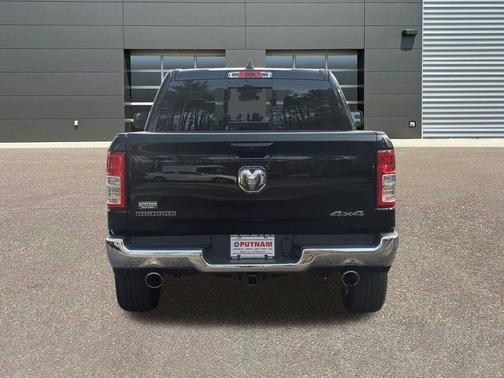 Diamond Black Crystal Pearlcoat 2022 RAM 1500 Big Horn/Lone Star
