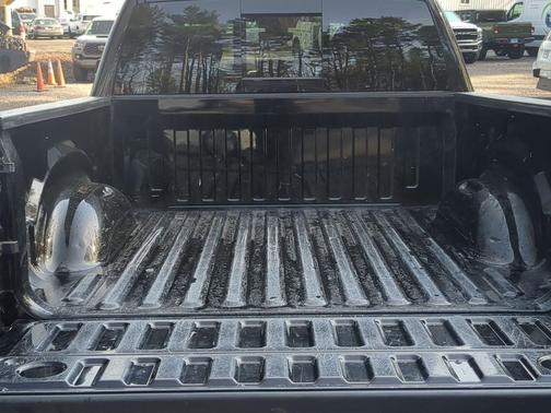 Diamond Black Crystal Pearlcoat 2022 RAM 1500 Big Horn/Lone Star