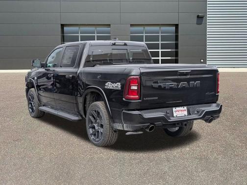 Diamond Black Crystal Pearlcoat 2026 RAM 1500 Laramie