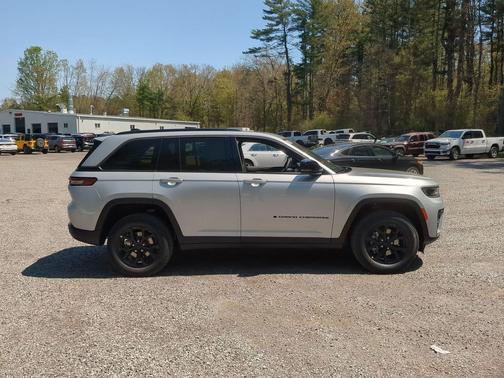 Silver Zynith 2026 Jeep Grand Cherokee Altitude