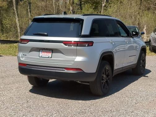 Silver Zynith 2026 Jeep Grand Cherokee Altitude