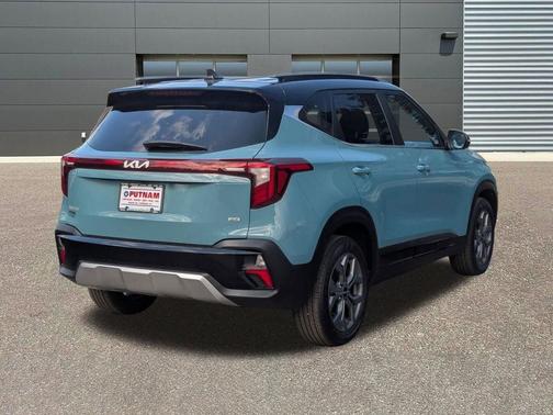 Pluton Blue/Black Roof 2024 Kia Seltos S