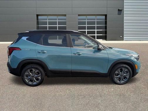 Pluton Blue/Black Roof 2024 Kia Seltos S