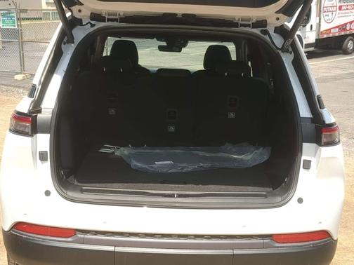 Bright White Clearcoat 2026 Jeep Grand Cherokee Altitude