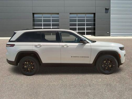 Bright White Clearcoat 2026 Jeep Grand Cherokee Altitude
