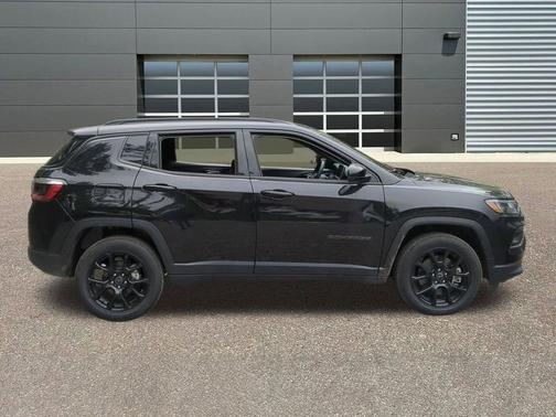 Diamond Black Crystal Pearlcoat 2026 Jeep Compass Latitude