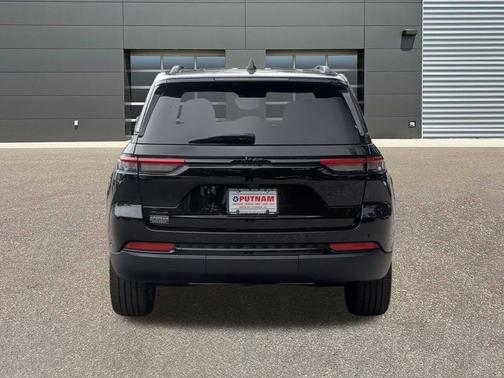 Diamond Black Crystal Pearlcoat 2023 Jeep Grand Cherokee Altitude