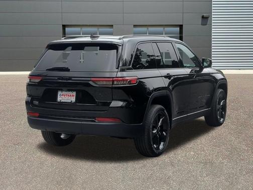 Diamond Black Crystal Pearlcoat 2023 Jeep Grand Cherokee Altitude