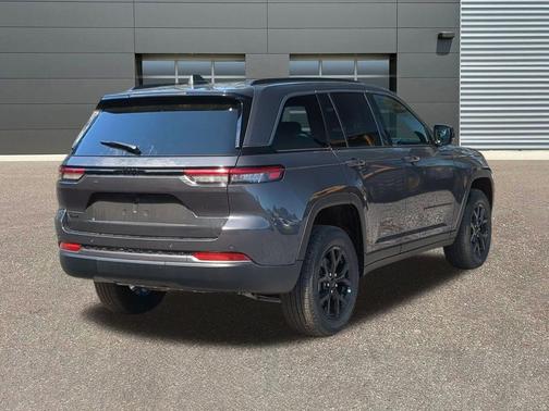 Baltic Gray Metallic Clearcoat 2026 Jeep Grand Cherokee Altitude