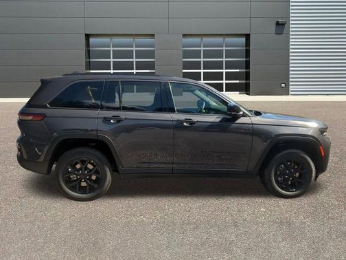 Baltic Gray Metallic Clearcoat 2026 Jeep Grand Cherokee Altitude