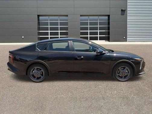 Aurora Black Pearl 2026 Kia K4 LXS
