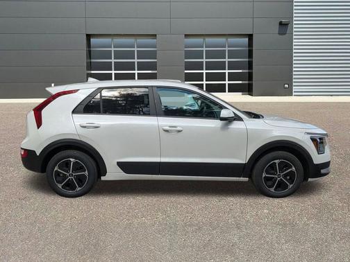 Snow White Pearl 2026 Kia Niro LX