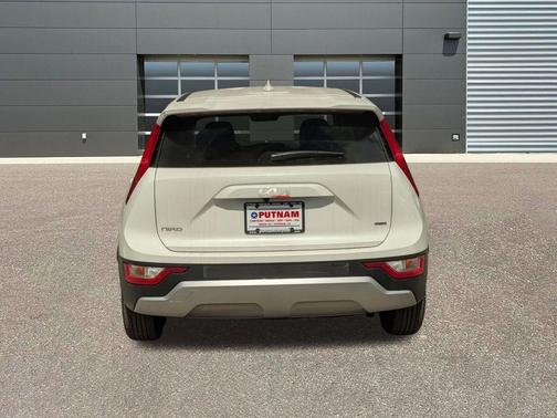 Snow White Pearl 2026 Kia Niro LX