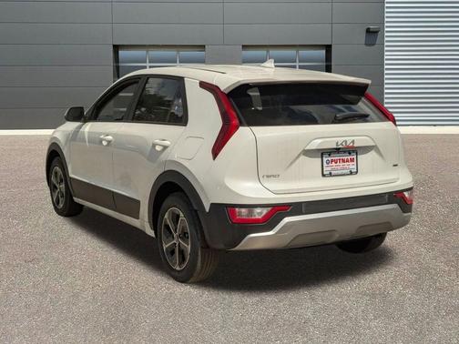 Snow White Pearl 2026 Kia Niro LX