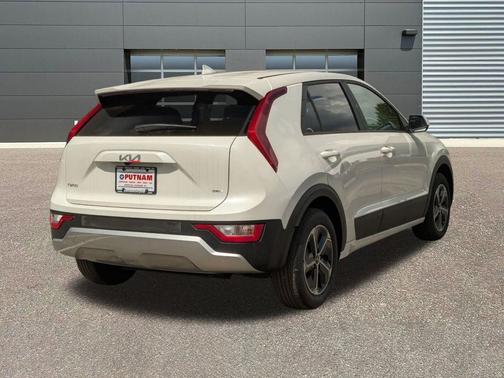 Snow White Pearl 2026 Kia Niro LX