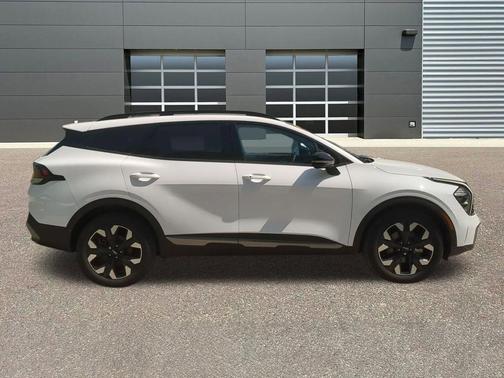 Glacial White Pearl 2023 Kia Sportage X-Line