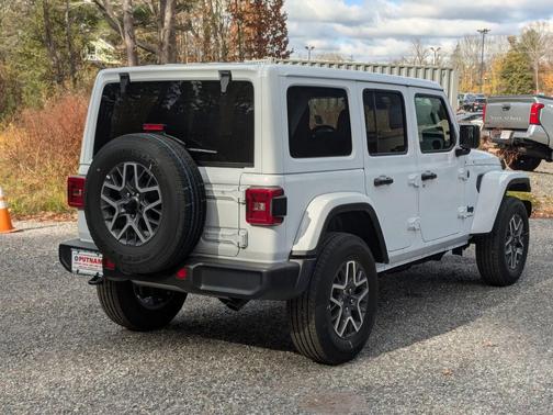 2025 Jeep Wrangler 4-Door Sahara 4x4