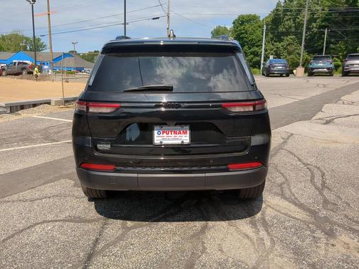 Diamond Black Crystal Pearlcoat 2023 Jeep Grand Cherokee Limited
