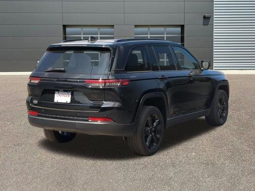 Diamond Black Crystal Pearlcoat 2023 Jeep Grand Cherokee Limited