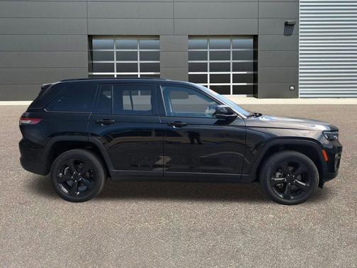 Diamond Black Crystal Pearlcoat 2023 Jeep Grand Cherokee Limited