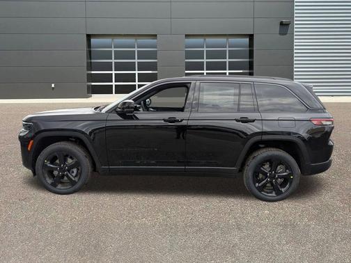 Diamond Black Crystal Pearlcoat 2026 Jeep Grand Cherokee Limited