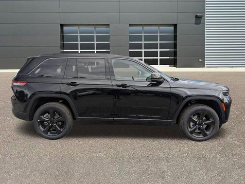 Diamond Black Crystal Pearlcoat 2026 Jeep Grand Cherokee Limited