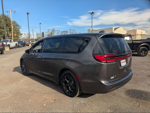 2022 Chrysler Pacifica Hybrid Limited