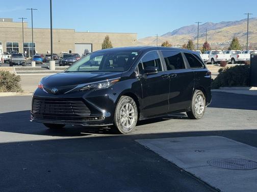 2024 Toyota Sienna LE