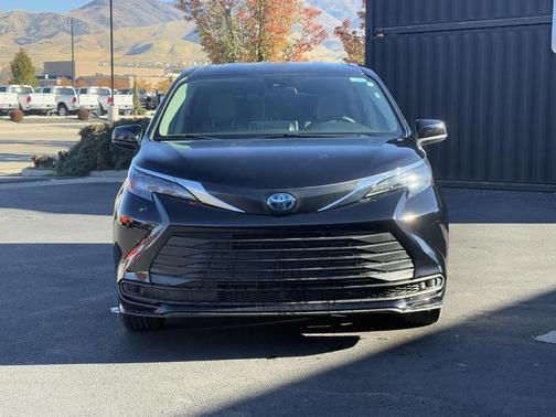 2024 Toyota Sienna LE