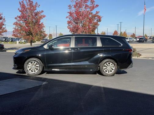 2024 Toyota Sienna LE