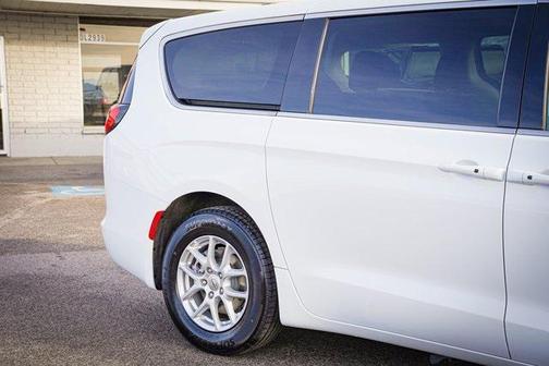 2022 Chrysler Voyager LX