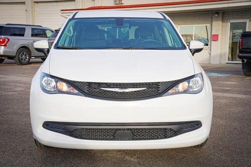 2022 Chrysler Voyager LX
