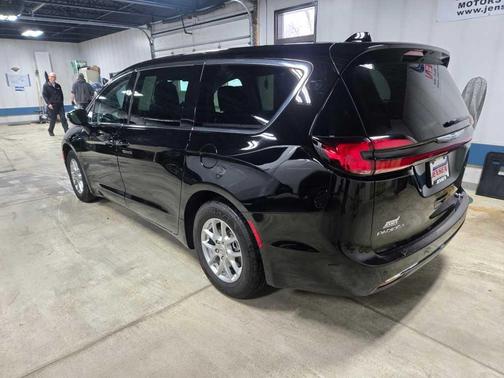 2024 Chrysler Pacifica Touring-L