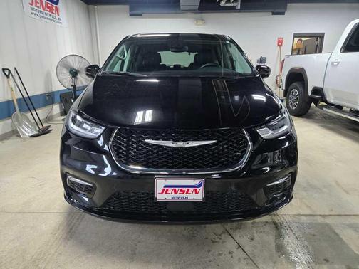 2024 Chrysler Pacifica Touring-L