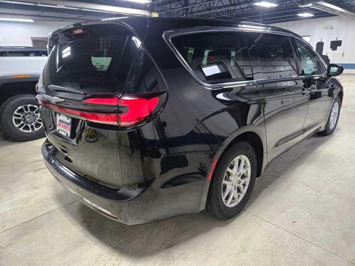 2024 Chrysler Pacifica Touring-L