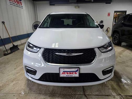 2024 Chrysler Pacifica Touring-L