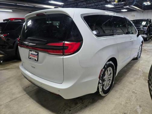 2024 Chrysler Pacifica Touring-L