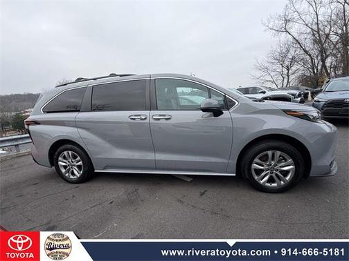 2022 Toyota Sienna Woodland Edition