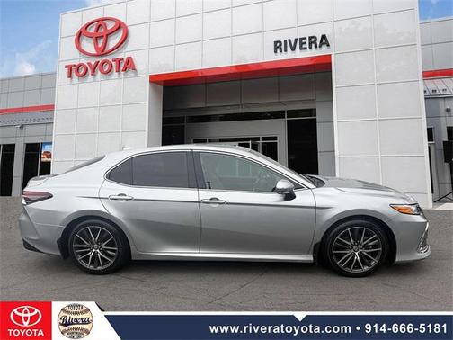 2022 Toyota Camry Hybrid XLE