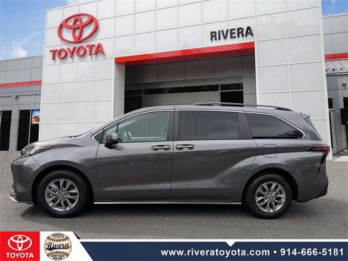 2022 Toyota Sienna LE