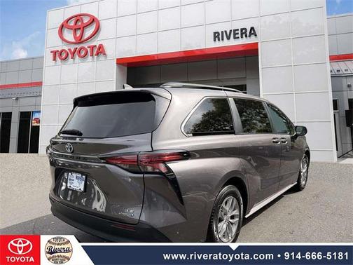 2022 Toyota Sienna LE